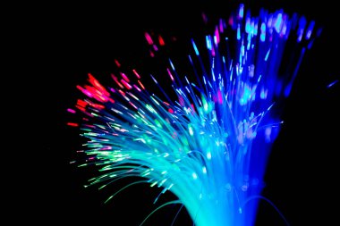 Siyah arkaplanda iletişim teknolojisi ağı için bulanık ışık fiber optikleri kapat