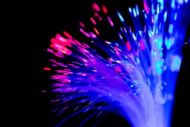 Siyah arkaplanda iletişim teknolojisi ağı için bulanık ışık fiber optikleri kapat