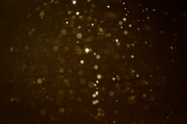 Siyah arkaplanlı, soyut altın bir su kaynağı.