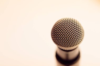 Mikrofonu, klasik arkaplanı olan bir oditoryumdaki kürsüye kapatın.