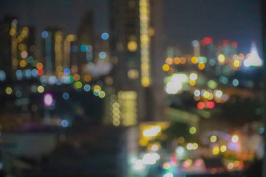 Şehir arkaplanındaki binaların soyut bokeh gecesi.