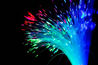 Siyah arkaplanda iletişim teknolojisi ağı için bulanık ışık fiber optikleri kapat