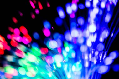 Siyah arkaplanda iletişim teknolojisi ağı için bulanık ışık fiber optikleri kapat