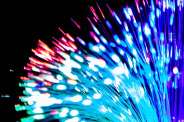 Siyah arkaplanda iletişim teknolojisi ağı için bulanık ışık fiber optikleri kapat