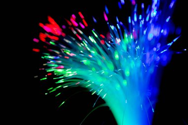 Siyah arkaplanda iletişim teknolojisi ağı için bulanık ışık fiber optikleri kapat