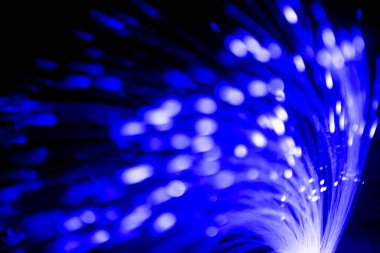 Siyah arkaplanda iletişim teknolojisi ağı için bulanık ışık fiber optikleri kapat