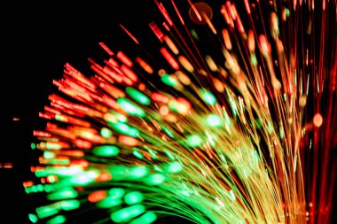 Siyah arkaplanda iletişim teknolojisi ağı için bulanık ışık fiber optikleri kapat