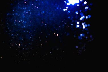 Kutlama arka planı için bulanık mavi bokeh 'in ışıldayan yıldızları