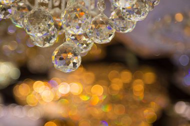 Güzel kristal avizeler. Sıcak ışık. Fırçalanmış cam kristallerin arasından yansıyan ışık.