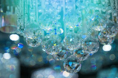 Güzel kristal avizeler. Sıcak ışık. Fırçalanmış cam kristallerin arasından yansıyan ışık.