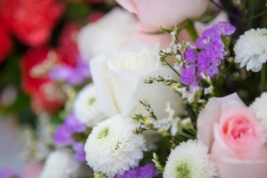 Özel kutlamalar için parlak yaz çiçek aranjmanı