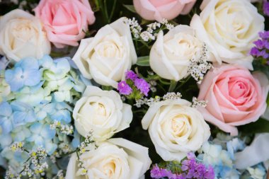 Özel kutlamalar için parlak yaz çiçek aranjmanı