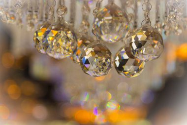 Güzel kristal avizeler. Sıcak ışık. Fırçalanmış cam kristallerin arasından yansıyan ışık.