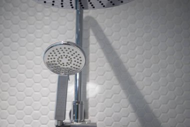 Lüks banyoda mermer duvarlı bir duş.