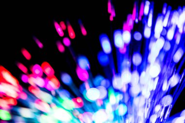 Siyah arkaplanda iletişim teknolojisi ağı için bulanık ışık fiber optikleri kapat