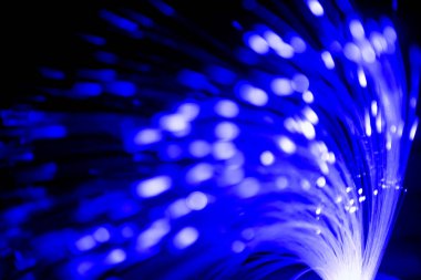 Siyah arkaplanda iletişim teknolojisi ağı için bulanık ışık fiber optikleri kapat