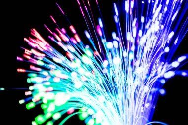 Siyah arkaplanda iletişim teknolojisi ağı için bulanık ışık fiber optikleri kapat
