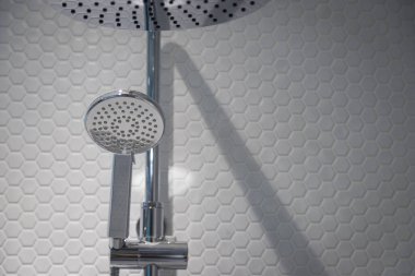 Lüks banyoda mermer duvarlı bir duş.