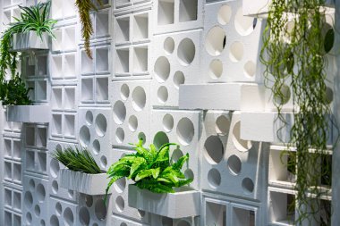 Beyaz duvarlarda hava delikleri var. Bitkileri süslemek için. Tazelik hissi verir.