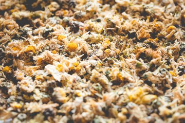 Kurutulmuş Kasımpatı 'nın yakınında, bitki genellikle sağlık içeceği olarak kullanılır.