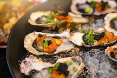 Buzlu taze istiridye ve masa arkasında karides.