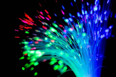 Siyah arkaplanda iletişim teknolojisi ağı için bulanık ışık fiber optikleri kapat