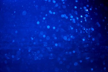 Siyah arkaplan ile soyut bulanık mavi parlayan bokeh