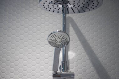 Lüks banyoda mermer duvarlı bir duş.