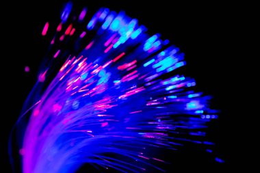 Siyah arkaplanda iletişim teknolojisi ağı için bulanık ışık fiber optikleri kapat
