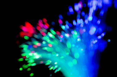 Siyah arkaplanda iletişim teknolojisi ağı için bulanık ışık fiber optikleri kapat