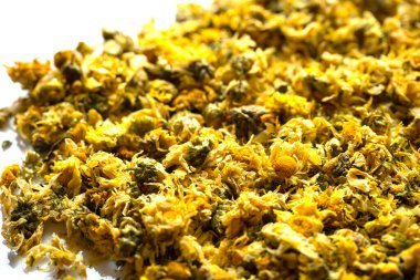 Kurutulmuş Kasımpatı 'nın yakınında, bitki genellikle sağlık içeceği olarak kullanılır. beyaz arkaplanda izole