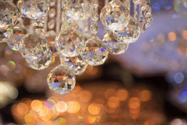 Güzel kristal avizeler. Sıcak ışık. Fırçalanmış cam kristallerin arasından yansıyan ışık.