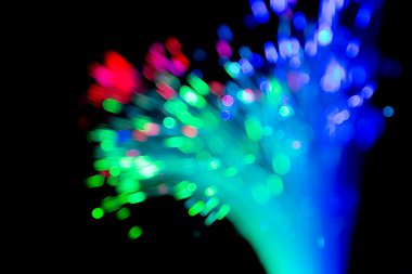 Siyah arkaplanda iletişim teknolojisi ağı için bulanık ışık fiber optikleri kapat