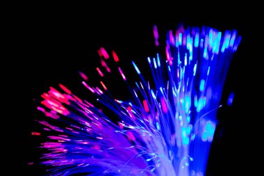 Siyah arkaplanda iletişim teknolojisi ağı için bulanık ışık fiber optikleri kapat