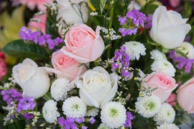 Özel kutlamalar için parlak yaz çiçek aranjmanı