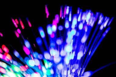 Siyah arkaplanda iletişim teknolojisi ağı için bulanık ışık fiber optikleri kapat