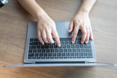 Ev bilgisayarında çalışırken müşterilerle sohbet yazarken ev ofisinde internet üzerinden iletişim kurmak, evden uzaktan öğrenme işi kavramı