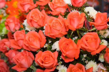 Özel kutlamalar için parlak yaz çiçek aranjmanı