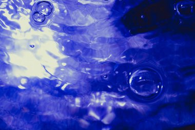 Su kabarcıkları havuzun arka planında soyut bokeh ışığı oluşturur. Havuzun arka planında soyut bokeh ışığı.