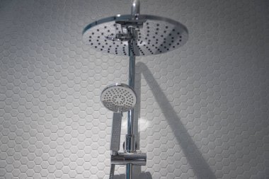 Lüks banyoda mermer duvarlı bir duş.