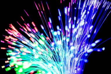 Siyah arkaplanda iletişim teknolojisi ağı için bulanık ışık fiber optikleri kapat