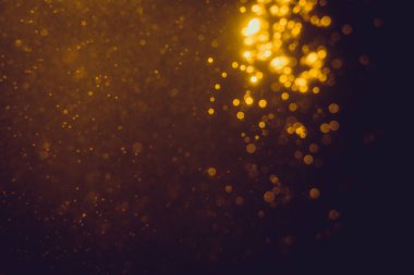 Arkaplanı kutlamak için bulanık altın bokeh yıldızlarını kullan