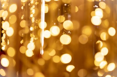 Siyah arkaplan ve ışıktan soyut altın bokeh