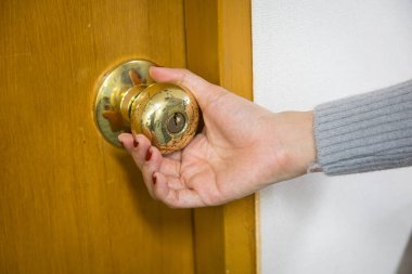 Ofis arka planına girmek için kapıyı açmak için düğmeye bas