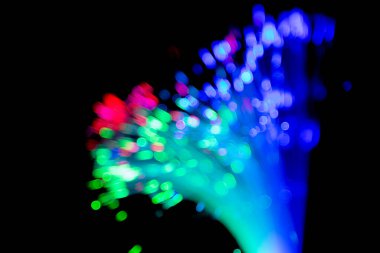 Siyah arkaplanda iletişim teknolojisi ağı için bulanık ışık fiber optikleri kapat