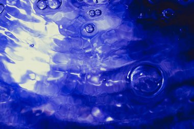 Su kabarcıkları havuzun arka planında soyut bokeh ışığı oluşturur. Havuzun arka planında soyut bokeh ışığı.