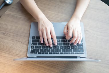 Ev bilgisayarında çalışırken müşterilerle sohbet yazarken ev ofisinde internet üzerinden iletişim kurmak, evden uzaktan öğrenme işi kavramı