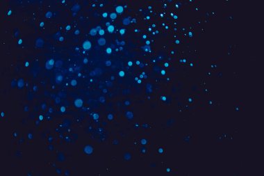 Siyah arkaplanı olan neon ışıkları tarafından oluşturulan klasik mavi bokeh