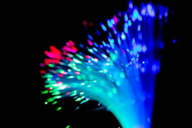 Siyah arkaplanda iletişim teknolojisi ağı için bulanık ışık fiber optikleri kapat