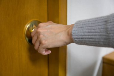 Ofis arka planına girmek için kapıyı açmak için düğmeye bas